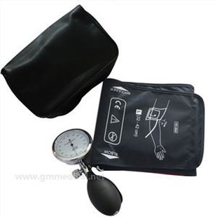 Katta yoshdagi qo'lda qon bosimi manjeti, bosim o'lchagichi va inflyatsiya lampochkasi quyuq ko'k bilan bitta trubkali manjet.